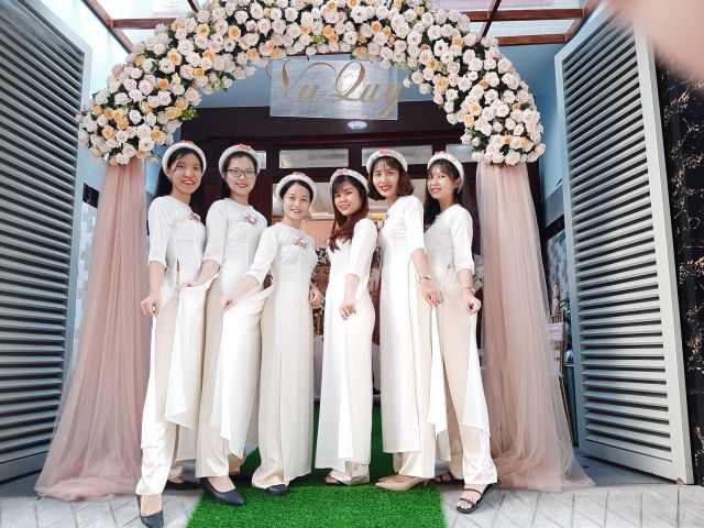 Các mẫu áo dài bưng quả màu trắng thể hiện nét đẹp tinh khôi, đằm thắm của các cô gái Việt.