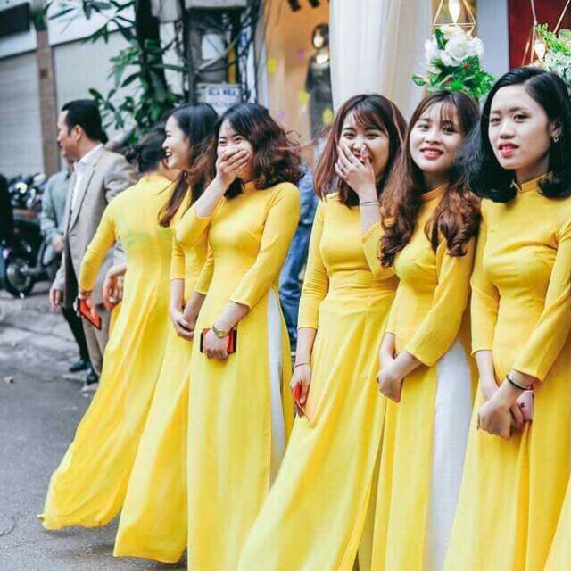 Áo dài bưng quả màu vàng cũng được khá nhiều bạn nữ lựa chọn.