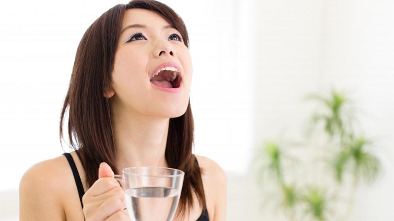 Súc miệng bằng nước muối và tinh dầu tràm giúp bảo vệ răng miệng tốt hơn