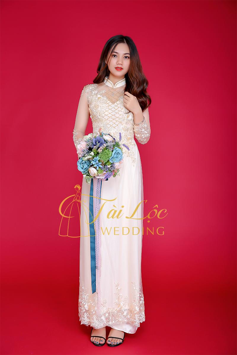 Cô dâu có thân hình gầy nên chọn những chiếc áo dài có phần cổ cao từ 3-4,5 cm