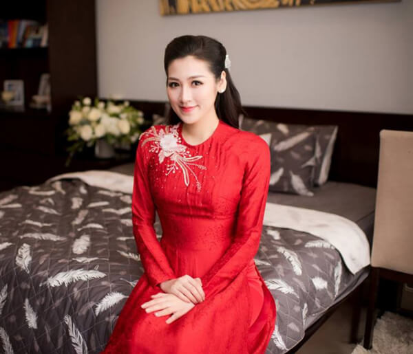 Mẫu áo dài màu đỏ trơn đơn giản vẫn là màu áo được nhiều cô dâu lựa chọn nhất