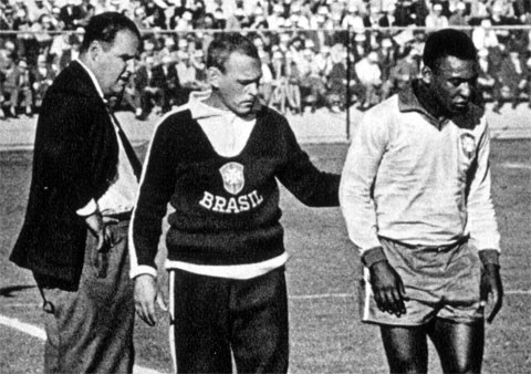 Pele kết thúc World Cup 1962 chỉ với 2 trận đấu