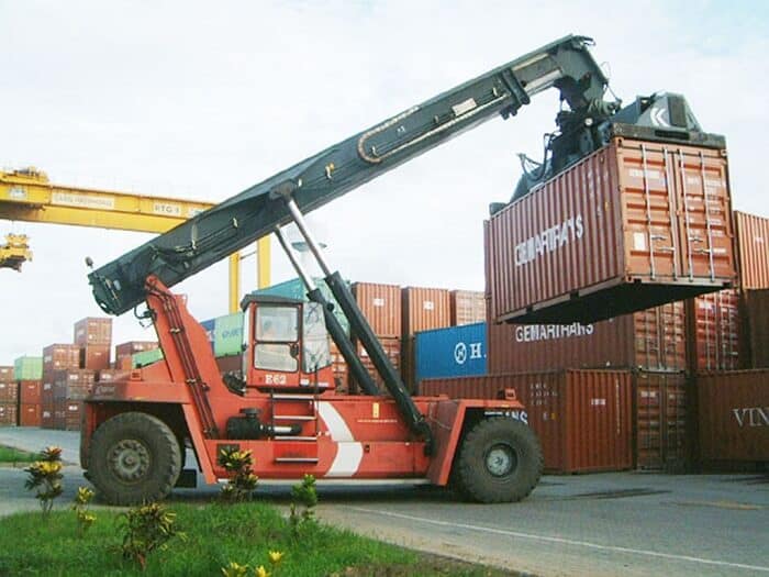 Dùng container để vận chuyển 