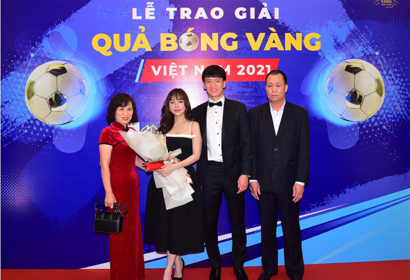 Bố mẹ Hoàng Đức tham gia lể trao giải quả bóng vàng 2021