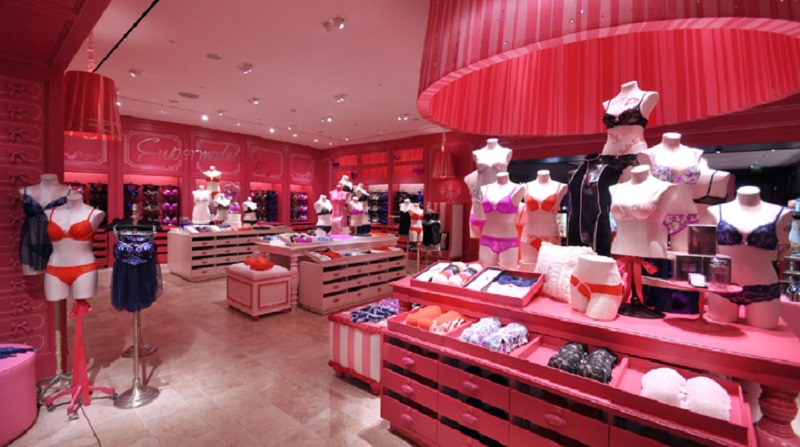 một hàng của thương hiệu Victoria's Secret lấy màu hồng làm chủ đạo