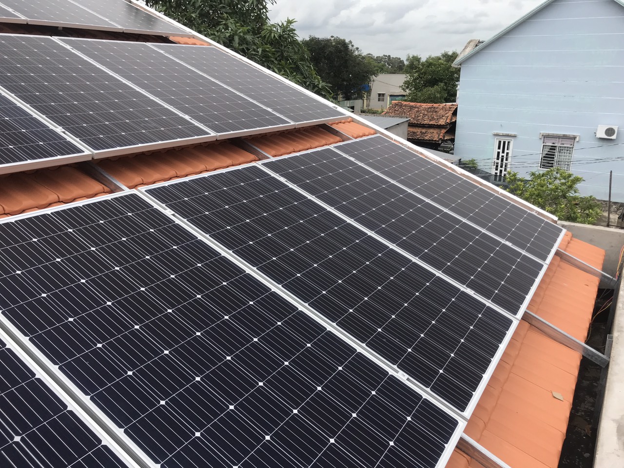 Hệ thống điện năng lượng mặt trời cho gia đình