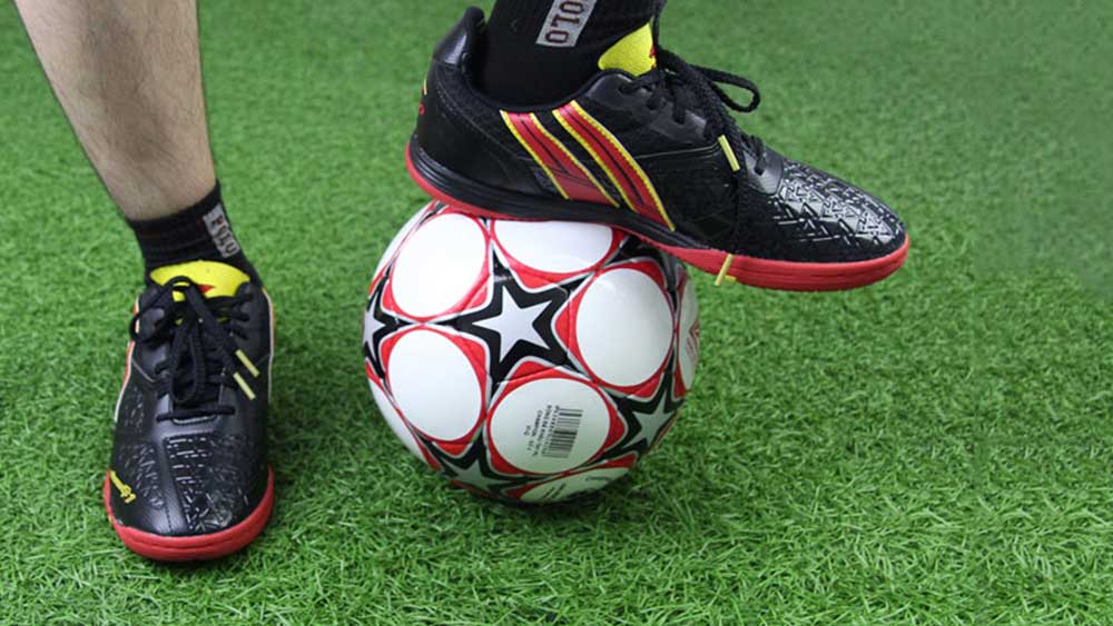 Kỹ Thuật Chích Mũi Giày Trong Bóng Đá: Bí Quyết Dứt Điểm Nhanh