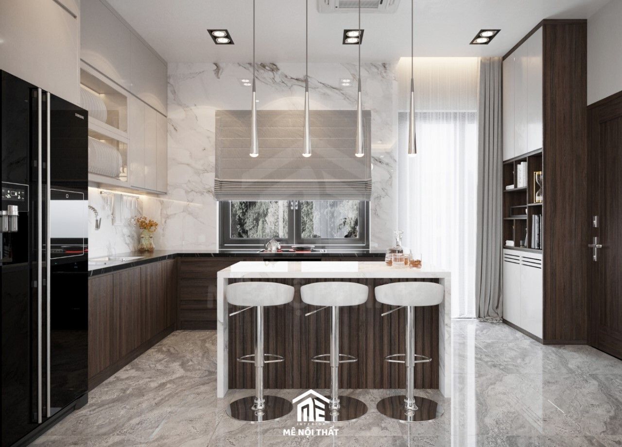 Phòng bếp nhà phố với tông màu xám ghi hiện đại, tủ bếp trên ốp Acrylic sáng bóng, tủ bếp dưới lại sử dụng màu gỗ trầm tự nhiên mang đến cảm giác ấm áp