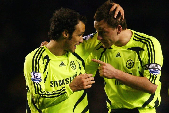 Chelsea's English defender John Terry (R