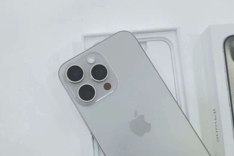 So sánh iPhone 15 Pro Max và Samsung S22 Ultra: Mua gì hơn?