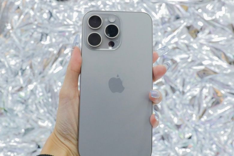 So sánh iPhone 15 Pro Max và Samsung S22 Ultra: Mua gì hơn?