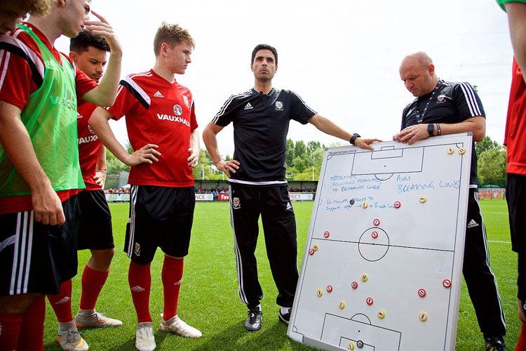 Làm thế nào để trở thành huấn luyện viên bóng đá tiêu chuẩn châu Âu?