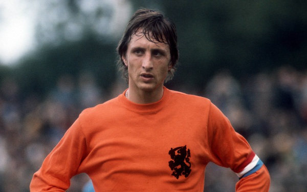 4 năm ngày mất của Johan Cruyff: Huyền thoại vĩ đại “đốt mình” mỗi ngày và cuối cùng, khói thuốc mang ông đi