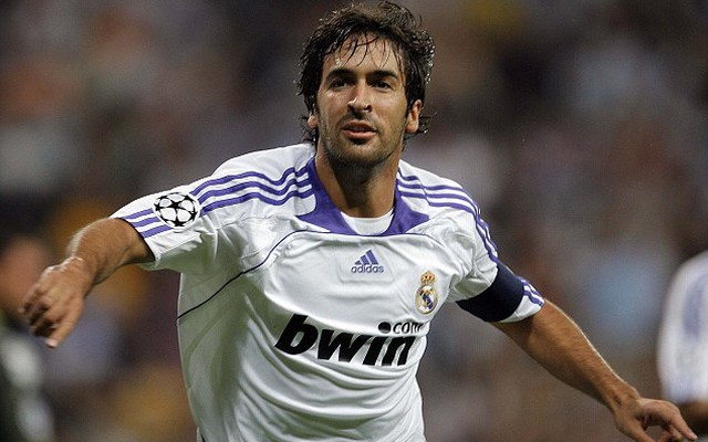 Raul Gonzalez bất ngờ trở lại đầu quân cho Real Madrid | VTV.VN