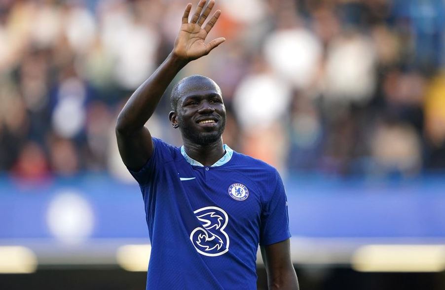 So sánh hậu vệ biên và các vị trí khác trên sân